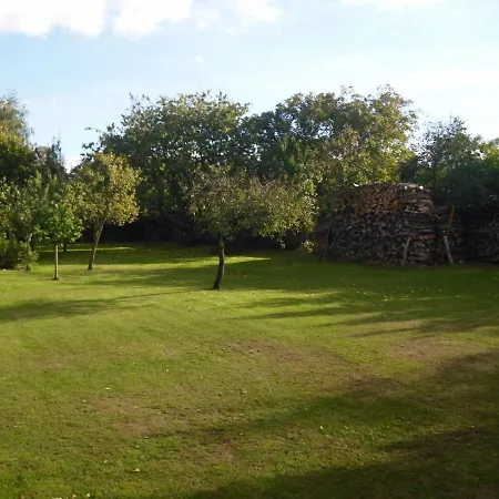 Mit Kamin Und Idyllischem Garten Apartament