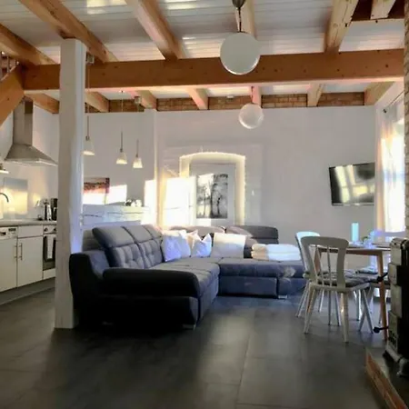 Mit Kamin Und Idyllischem Garten