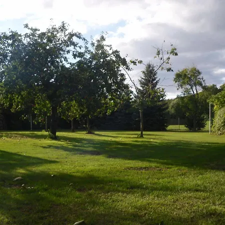 Mit Kamin Und Idyllischem Garten