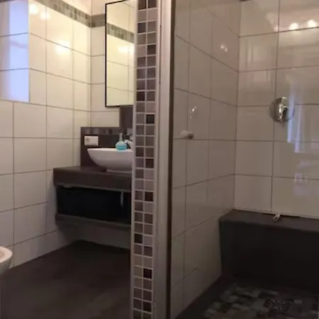 Mit Kamin Und Idyllischem Garten *